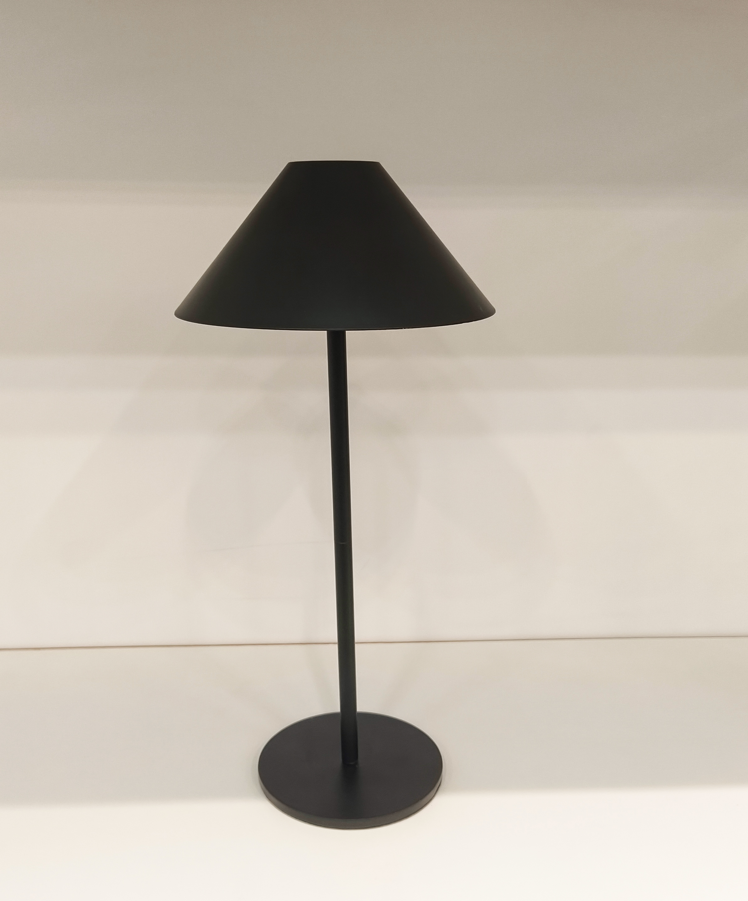 Настольная лампа в форме зонтика