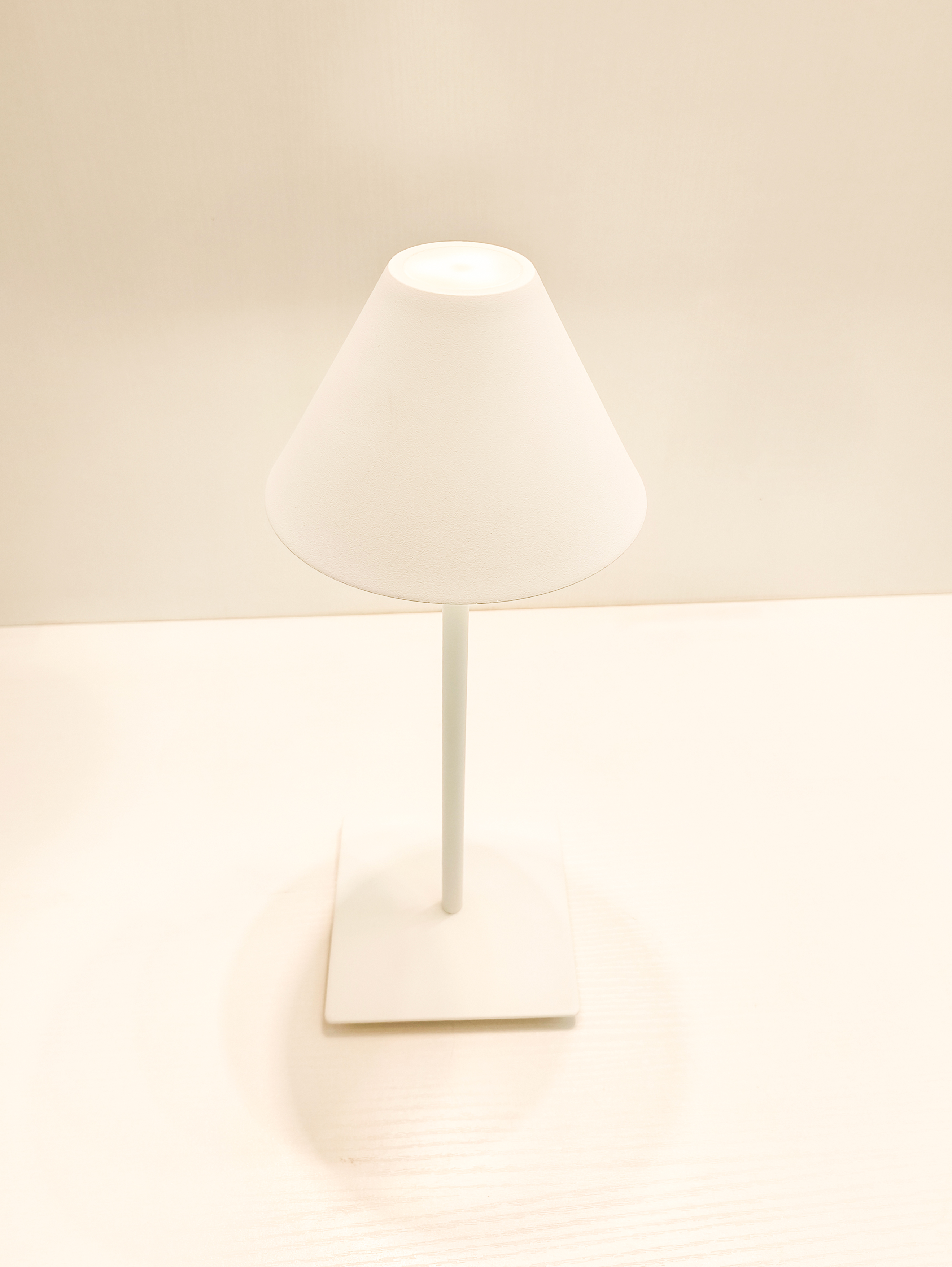 Настольная лампа в форме зонтика