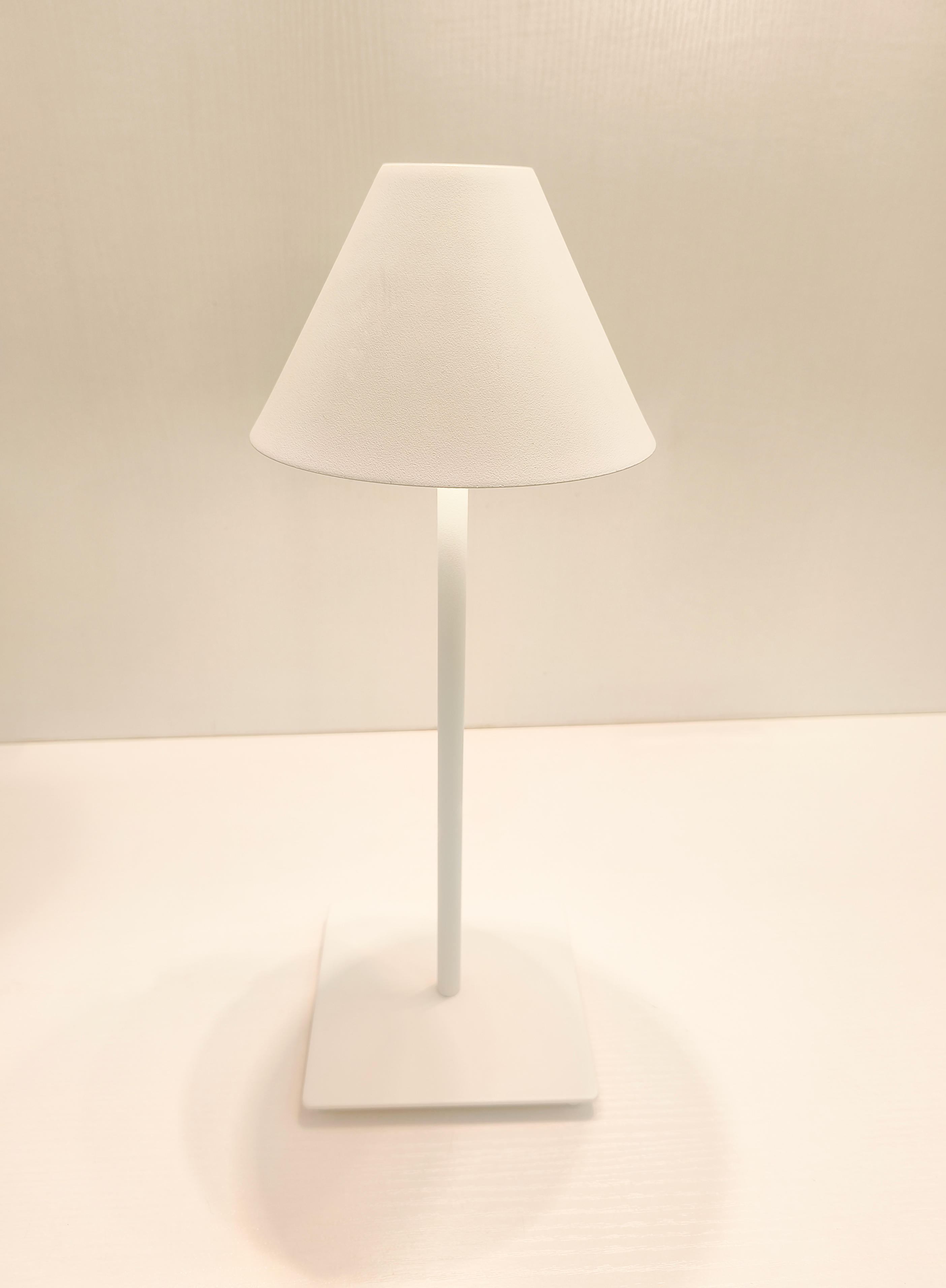 Настольная лампа в форме зонтика