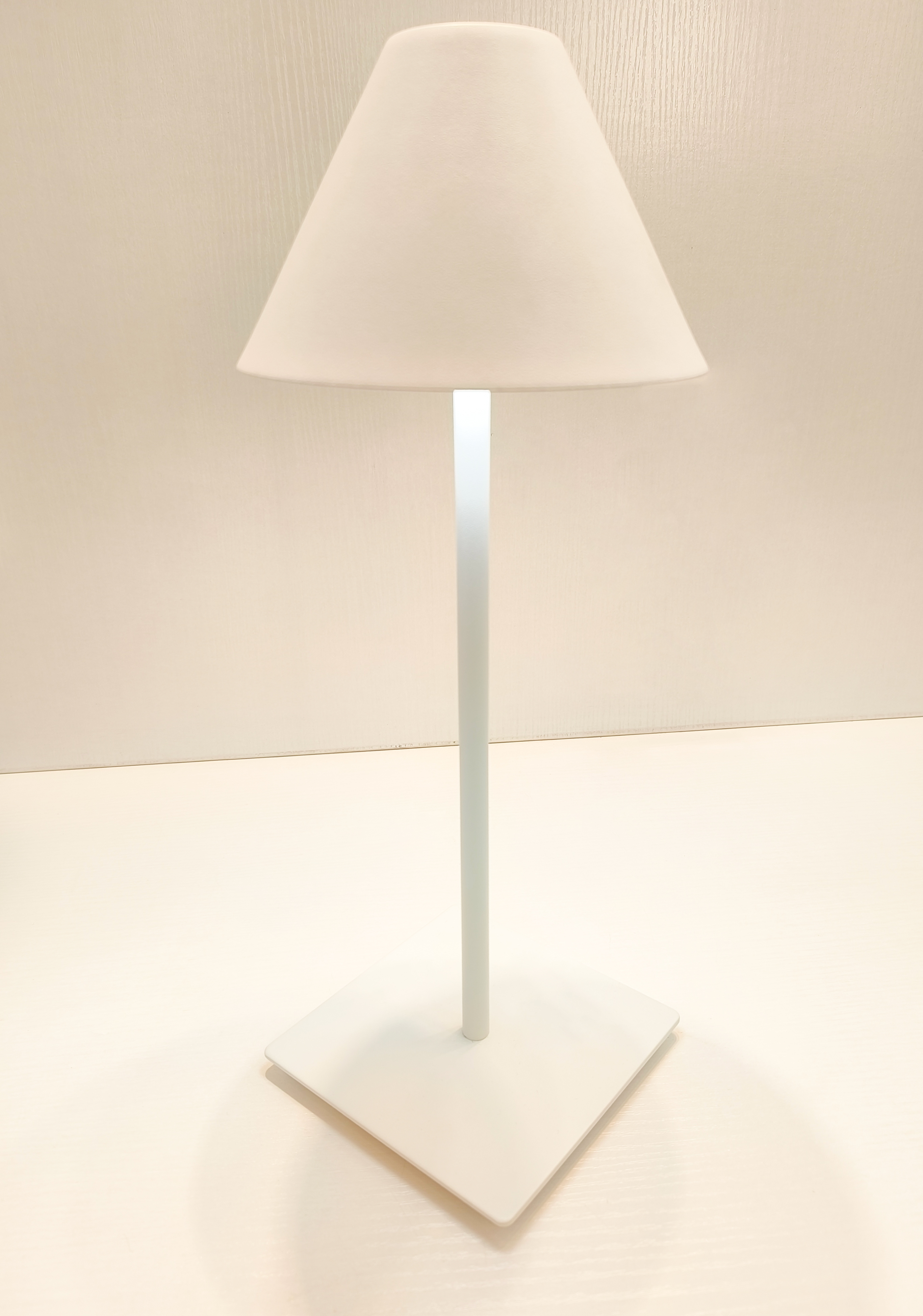 Настольная лампа в форме зонтика